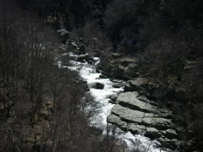 Rapide de la Couturière (classe 5+) et entrée du Gorille (classe 5+). On distingue le stop final rive droite en bas de la Couturière conseillé pour éviter la section suivante réservée aux experts et aussi pour raccourcir la descente, comptez alors 4h pour une première.